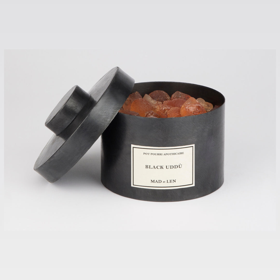 Base de fleurs de cuir patinées et d’ambre facettée. Chaque Pot Pourri Apothicaire de MAD et LEN est vendu avec une recharge de parfum 15ml.