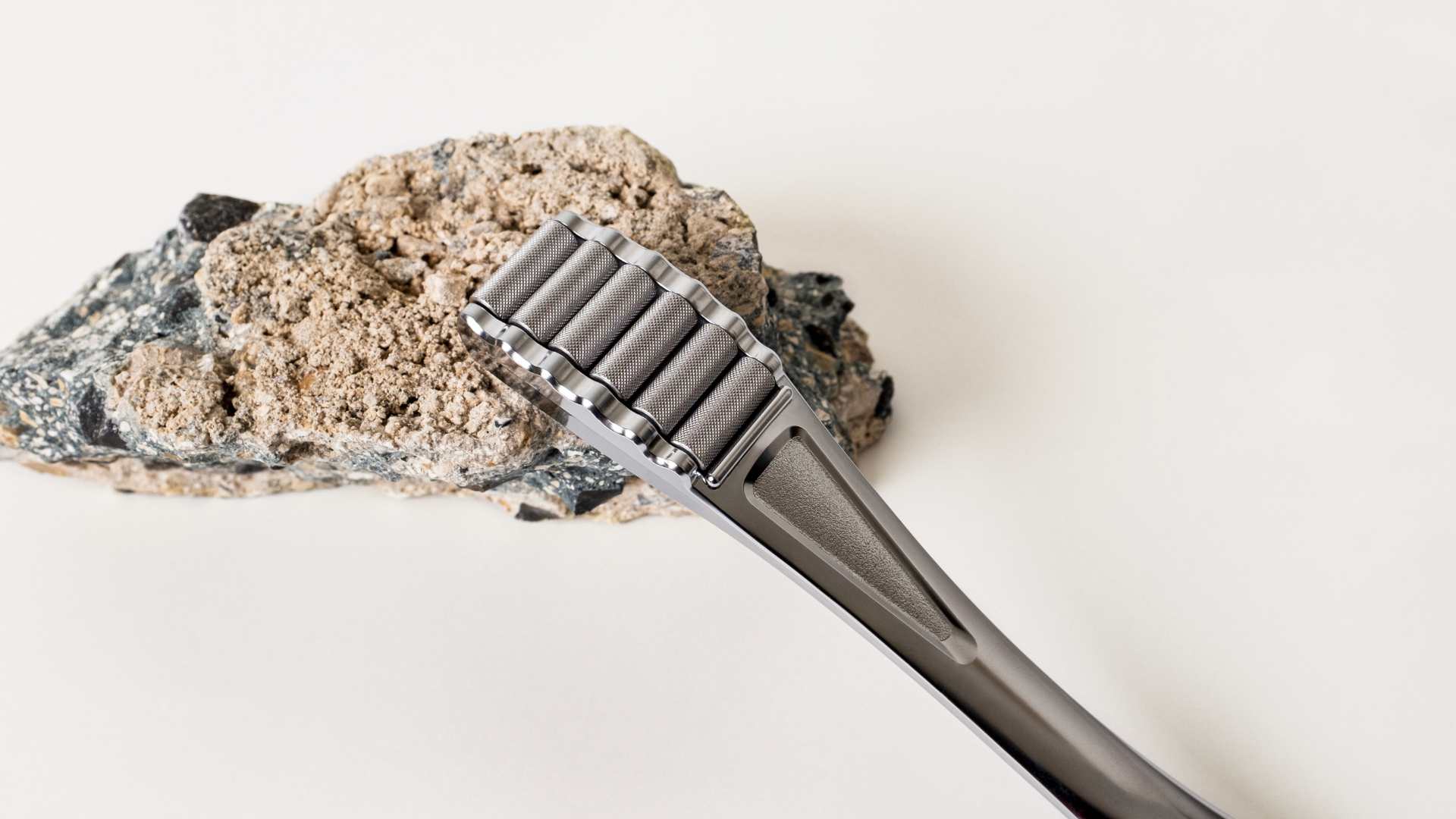 Découvrez le best-seller crée par M. Hirotoshi Hatto. Vendu a plus de 400 000 exemplaires à travers la planète, le rouleau de conception breveté est devenu l'incontournable accessoire de beauté des japonaises.  Exclusivité The Care