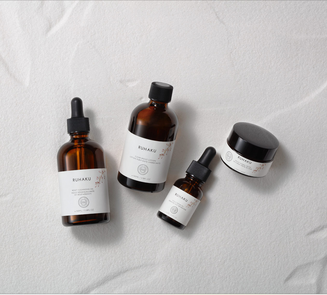 L’huile Démaquillante et Régénérante de Ruhaku retire le maquillage et les impuretés, ainsi que l’excès de sébum sans endommager la barrière naturelle de votre peau. Cette huile restaure la couche de cellules mortes causée par l'exposition aux rayons UV et qui provoque le vieillissement cutané.