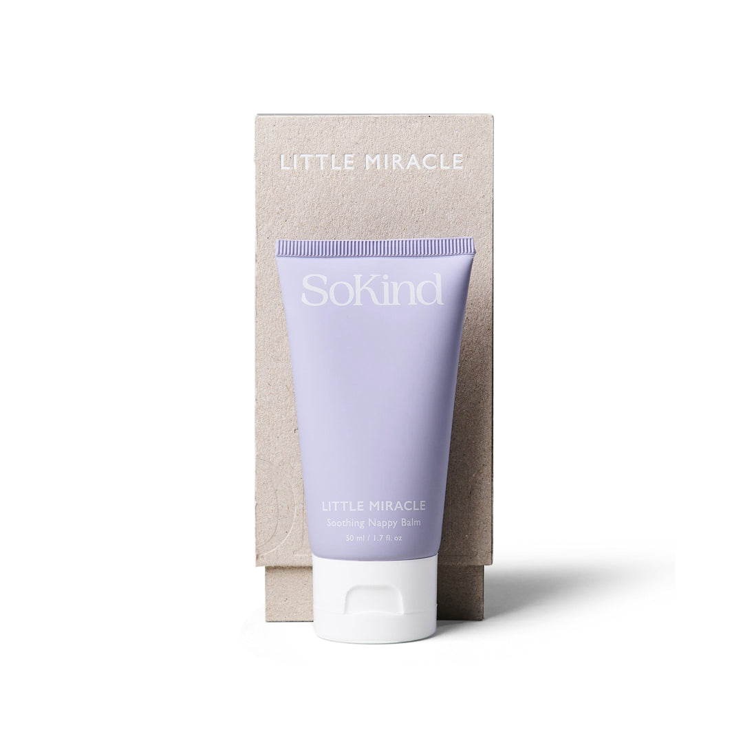 Little Miracle - Nappy Balm de SOKIND est une crème extra-hydratante sans ingrédients nocifs, pour que chaque changement de couche soit doux et doux pour la peau sensible de bébé. Les propriétés nourrissantes et hydratantes des huiles naturelles apaisent les peaux sèches et abîmées.  Exclusivité The Care