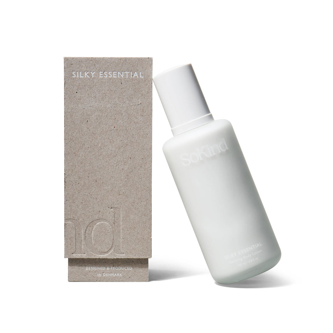 SILKY ESSENTIAL de SOKIND est une lotion pour le corps intensément nourrissante contenant de puissants antioxydants, de la vitamine E et des extraits botaniques actifs pour protéger la peau des dommages causés par les radicaux libres. Exclusivité The Care