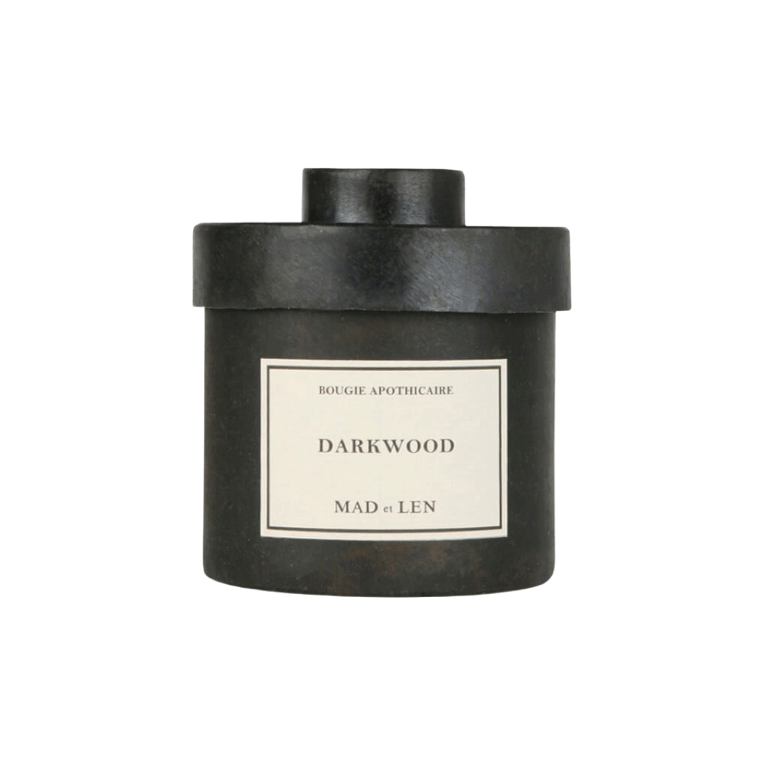 Bougie Parfumée Darkwood de MAD et LEN est composé de terre primal, humus, écorce, bois pétrifié, cèdre, champignon et sous bois. Conçu pour 65h de combustion à base de cire blanche 100% végétale